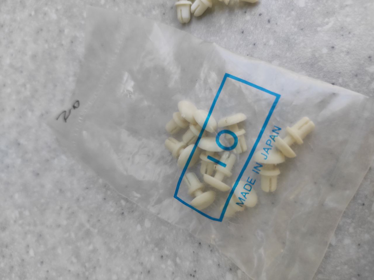 Кліпса для кріплення кришки боксу Brother