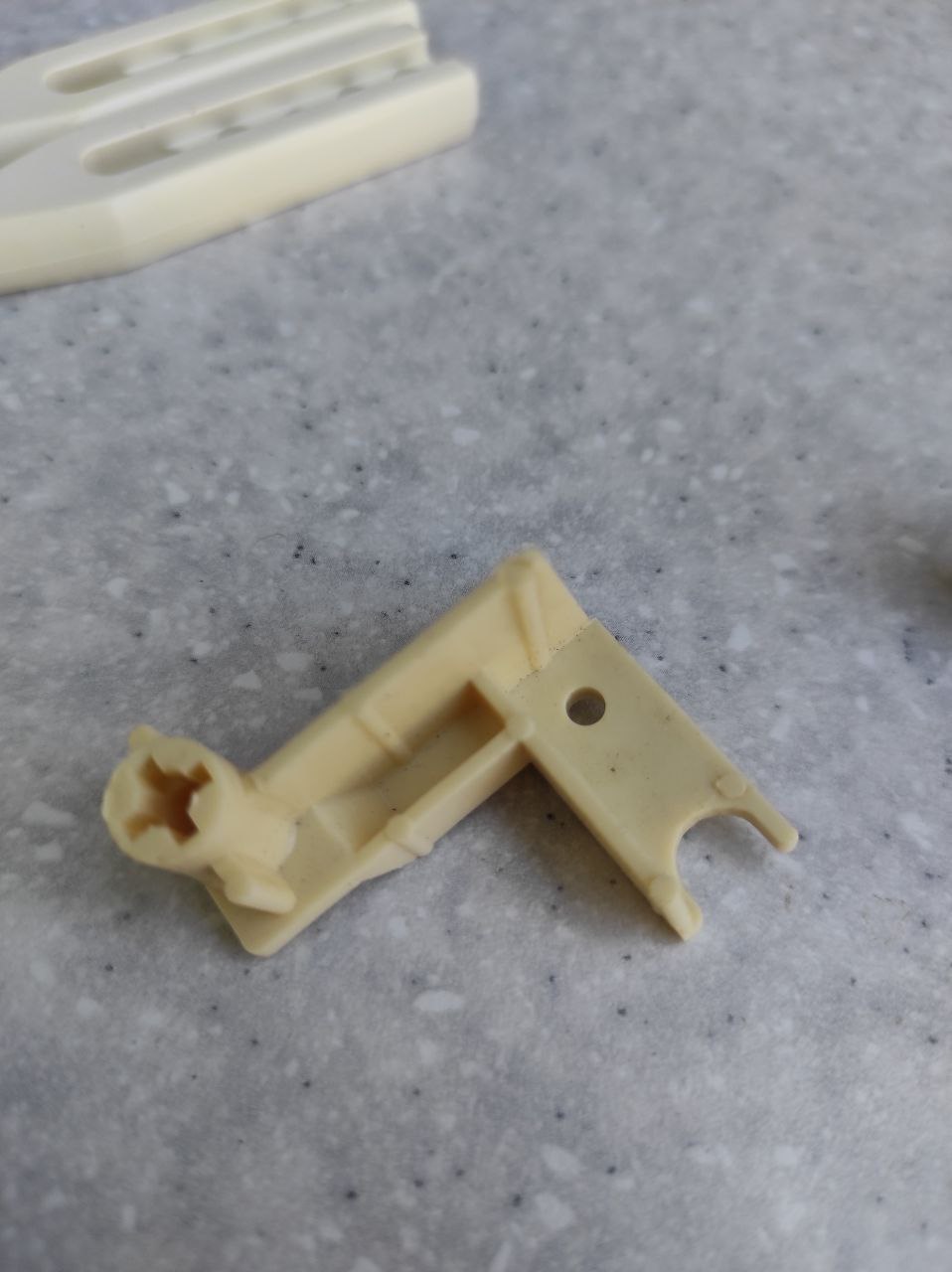 Кріплення до зачiпа лічильника основної каретки в'язальної машини Silver Reed та їх аналогів 5 класу ліва/права.Ціна за шт