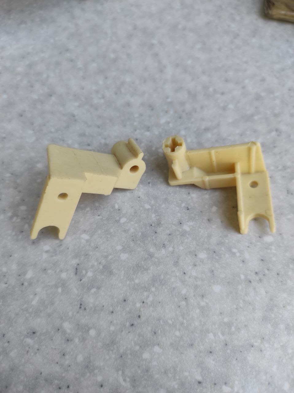 Кріплення до зачiпа лічильника основної каретки в'язальної машини Silver Reed та їх аналогів 5 класу ліва/права.Ціна за шт