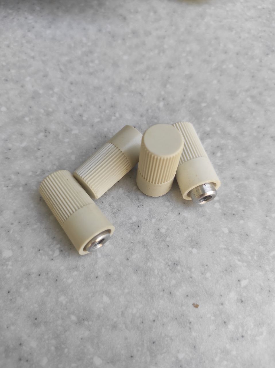 Гвинти кріплення плеча до каретки Silver Reed 5 класу.Ціна за шт