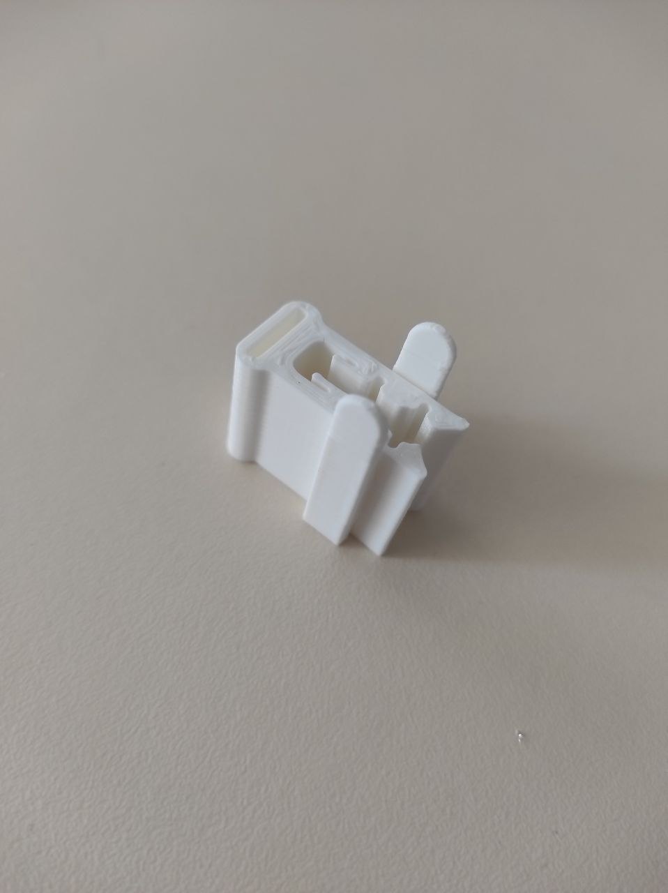 Кріплення на стійку нитковода для фіксації пряжі