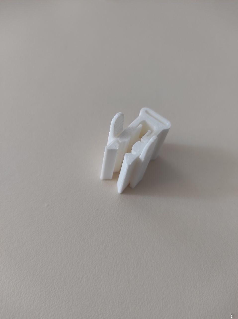 Кріплення на стійку нитковода для фіксації пряжі