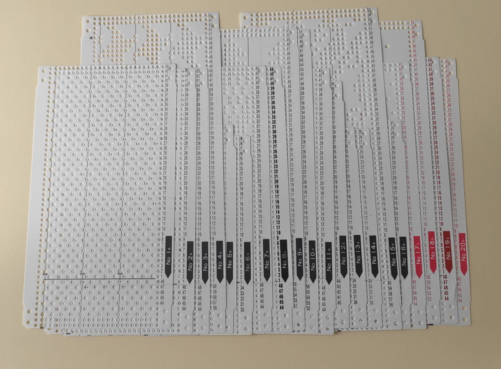 Набір стандартних перфокарт до в'язальної машини  Brother 3 та 5 клас. В набір входить 20 перфокарт