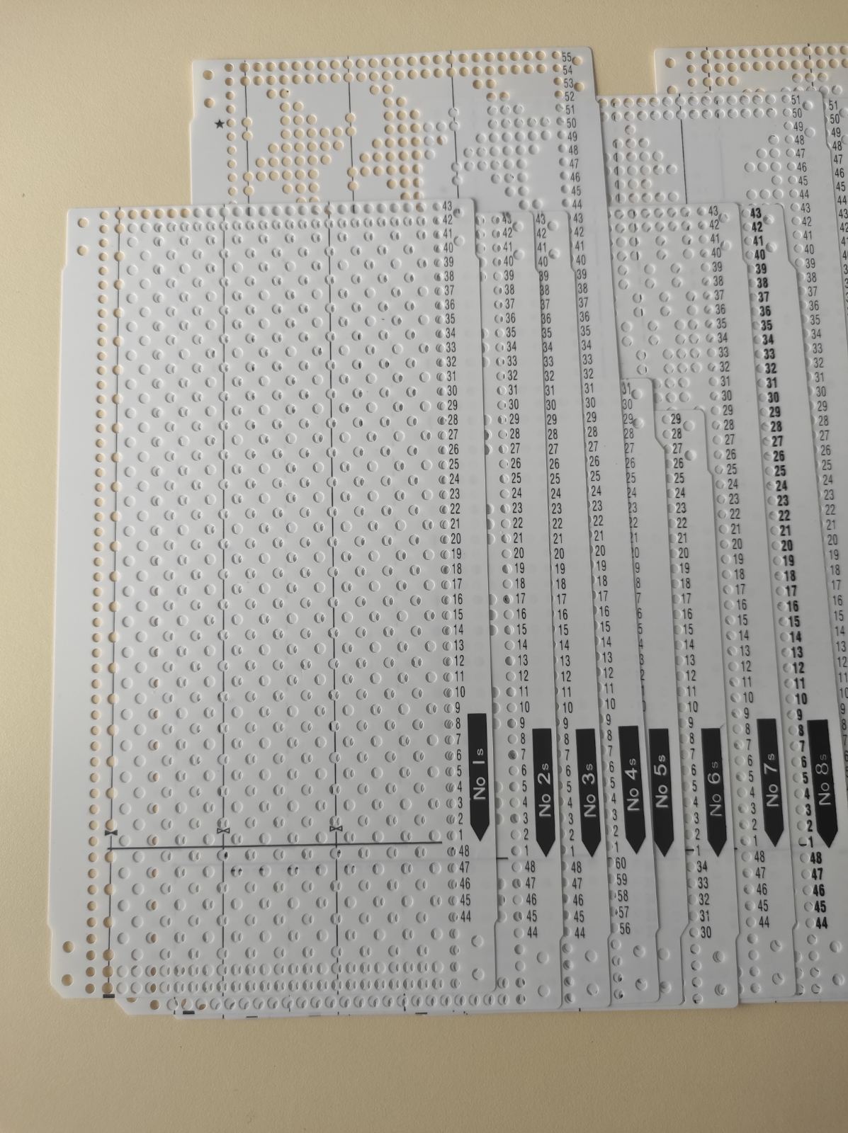 Набір стандартних перфокарт до в'язальної машини  Brother 3 та 5 клас. В набір входить 20 перфокарт