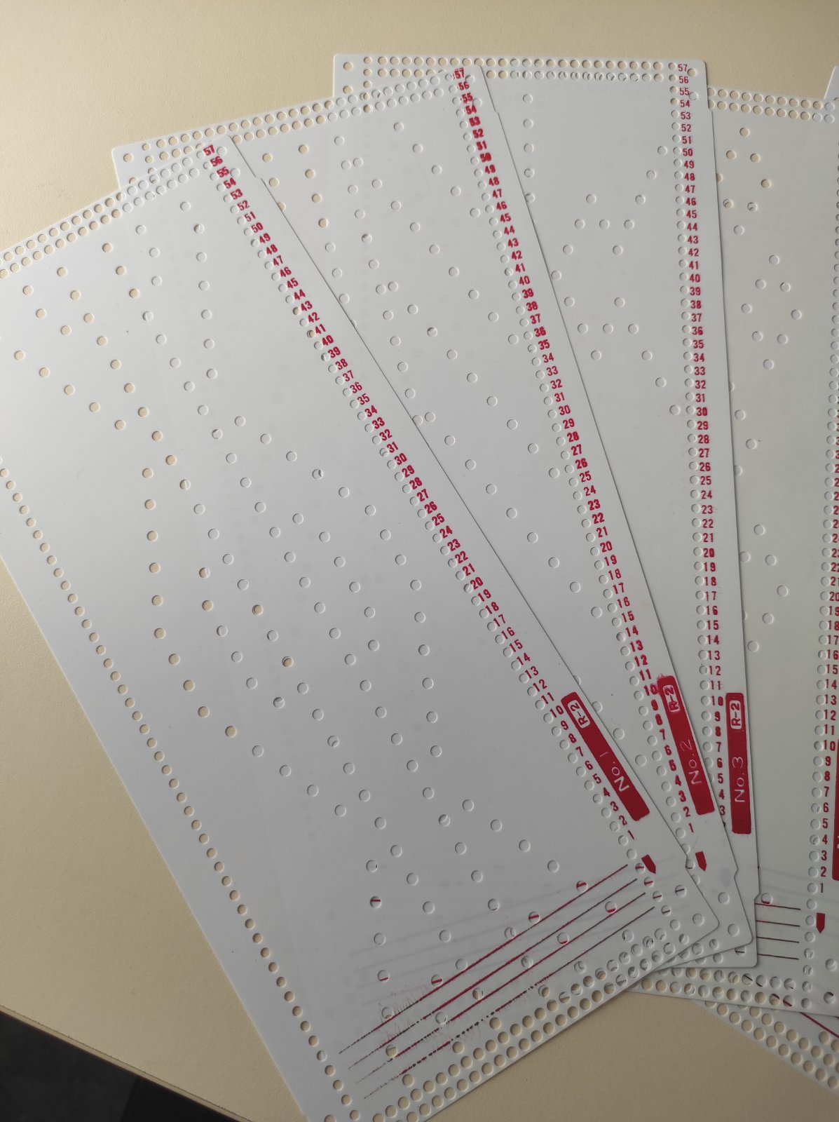 Набір стандартних перфокарт до в'язальної машини  SRP. (Додаткова фонтура)Silver Reed , Knitmaster та їх аналогів . В набір входить 10 перфокарт