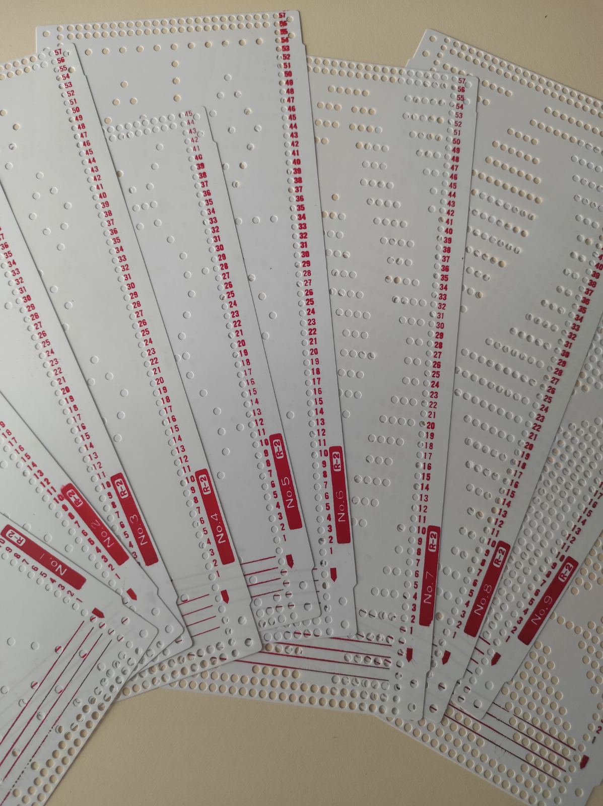 Набір стандартних перфокарт до в'язальної машини  SRP. (Додаткова фонтура)Silver Reed , Knitmaster та їх аналогів . В набір входить 10 перфокарт