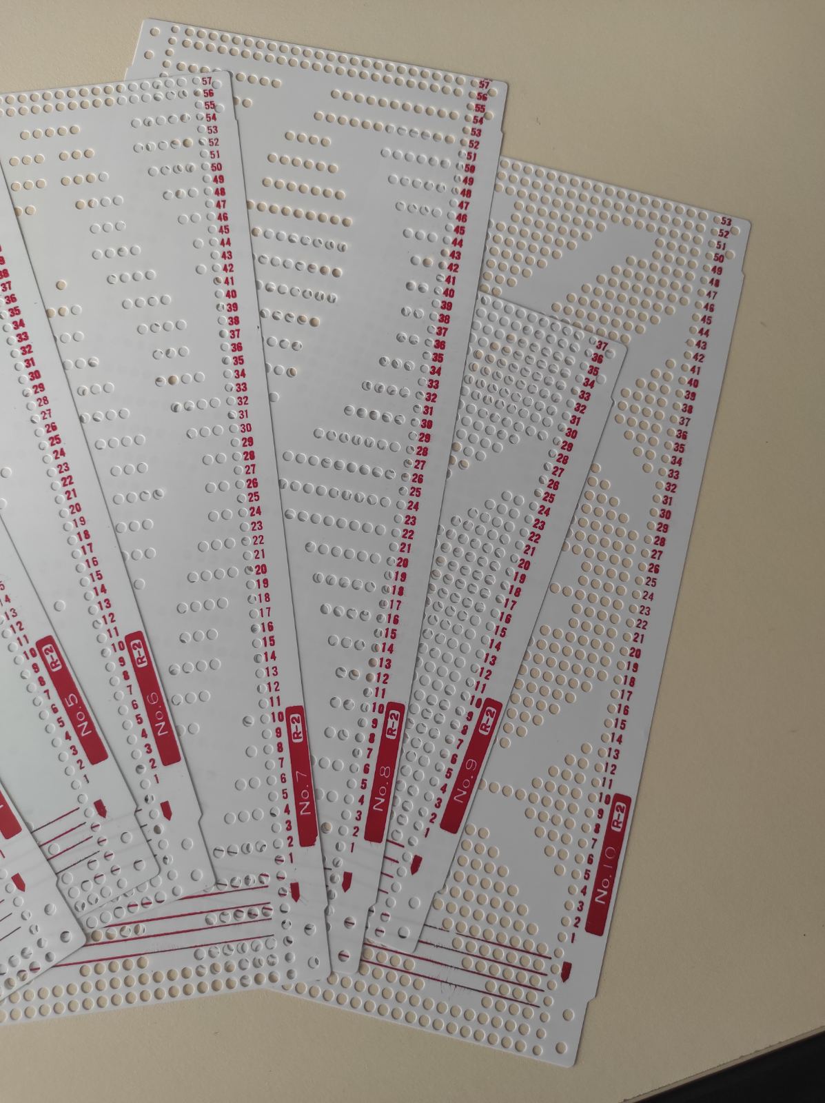 Набір стандартних перфокарт до в'язальної машини  SRP. (Додаткова фонтура)Silver Reed , Knitmaster та їх аналогів . В набір входить 10 перфокарт