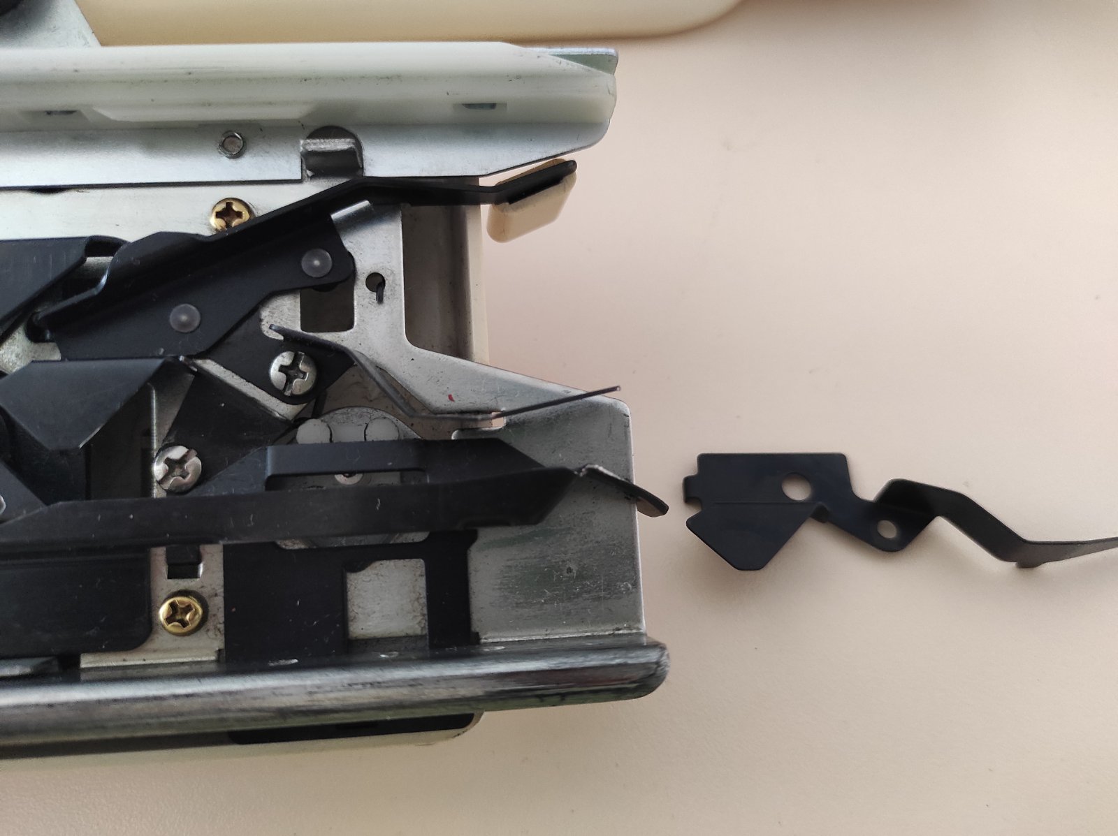 Запчастина № 21-23  Brother KR838,850 (до KR830 не підходить)