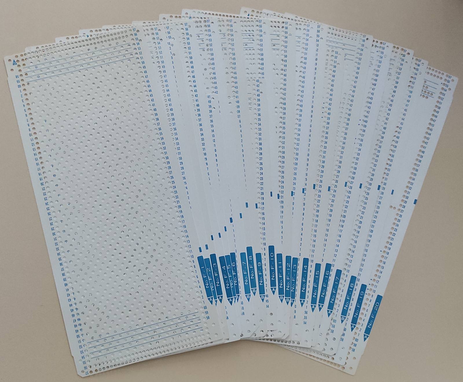 Набір стандартних перфокарт до в'язальної машини 7 класу Silver Reed відстань між голками 3.6мм . Набір стандартних перфокарт 20 штук . Оригінальне