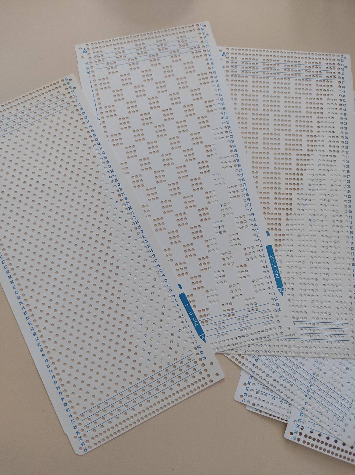 Набір стандартних перфокарт до в'язальної машини 7 класу Silver Reed відстань між голками 3.6мм . Набір стандартних перфокарт 20 штук . Оригінальне