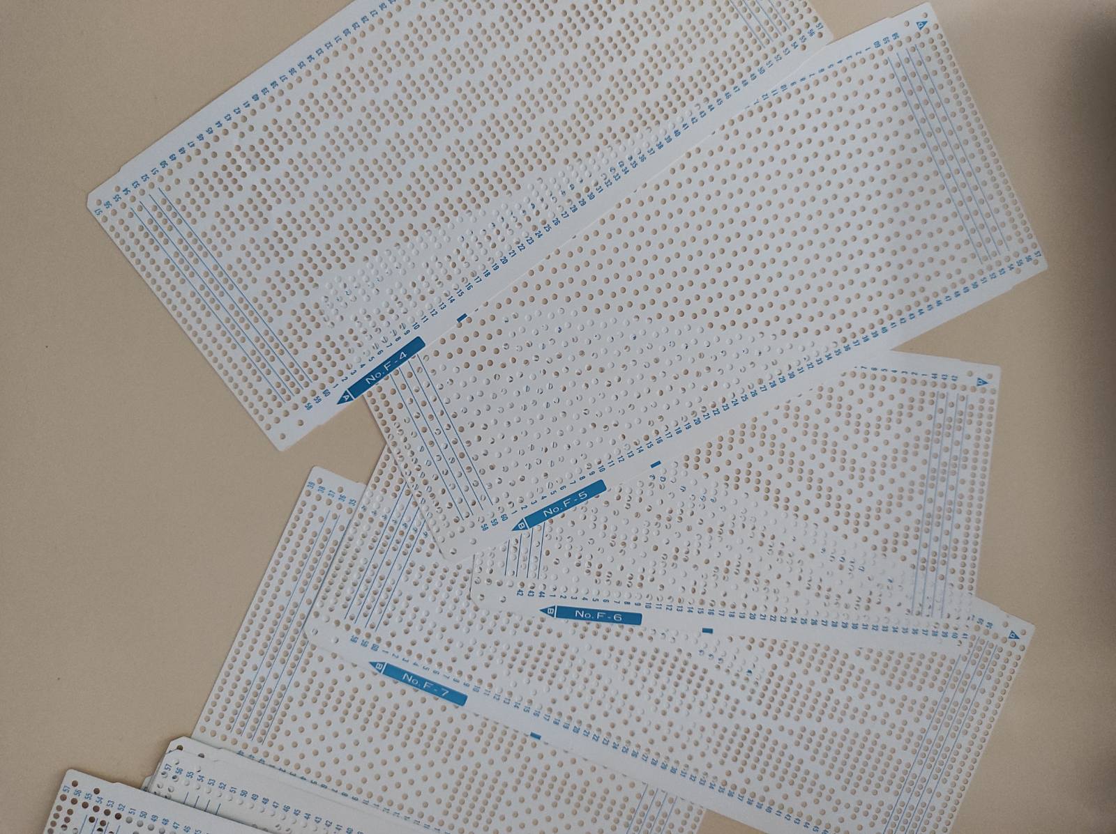 Набір стандартних перфокарт до в'язальної машини 7 класу Silver Reed відстань між голками 3.6мм . Набір стандартних перфокарт 20 штук . Оригінальне