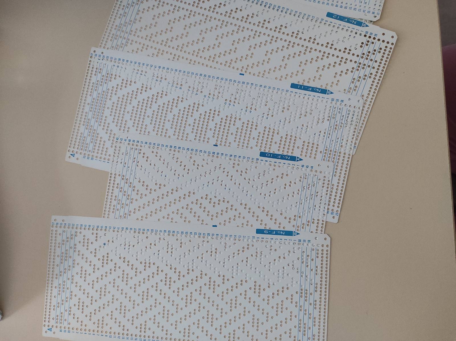 Набір стандартних перфокарт до в'язальної машини 7 класу Silver Reed відстань між голками 3.6мм . Набір стандартних перфокарт 20 штук . Оригінальне