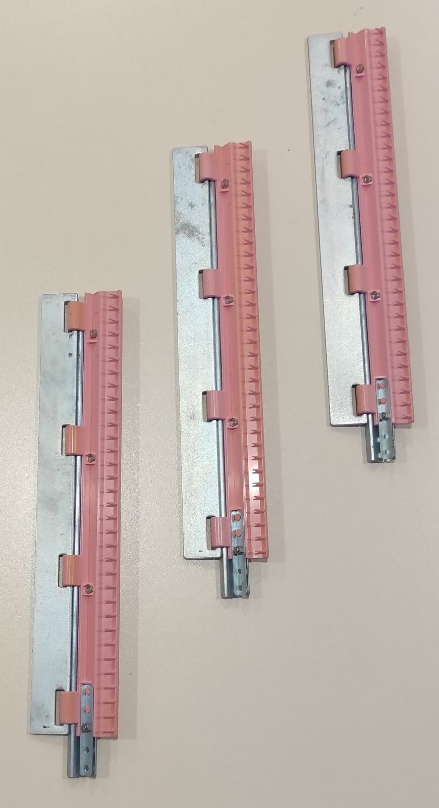 Відтяжка. Вага одного груза 295 грамів довжина 29.5 см розташування між зубцями 9мм . Її можна складати одна до одної. В наявності 3 шт , ціна одиниці 900 грн, якщо комплект 3 шт -2500грн