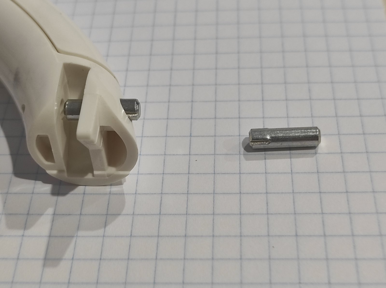 Гвинт ручки каретки LK Silver Reed . Ціна вказана за одну штуку.