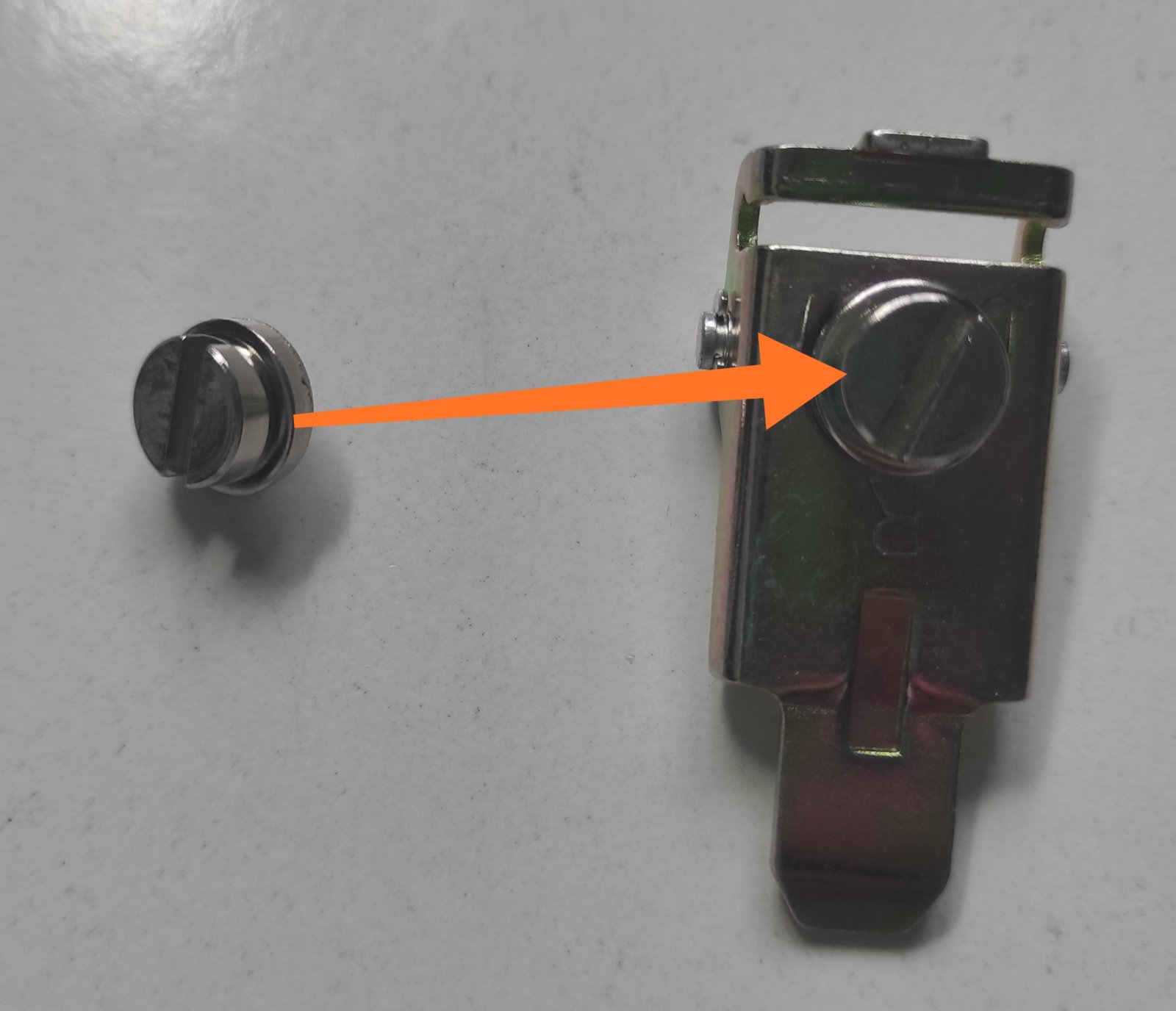 Гвинт кріплення до установчої пластина brother kr 850,230,260 Ціна вказана за одну штуку