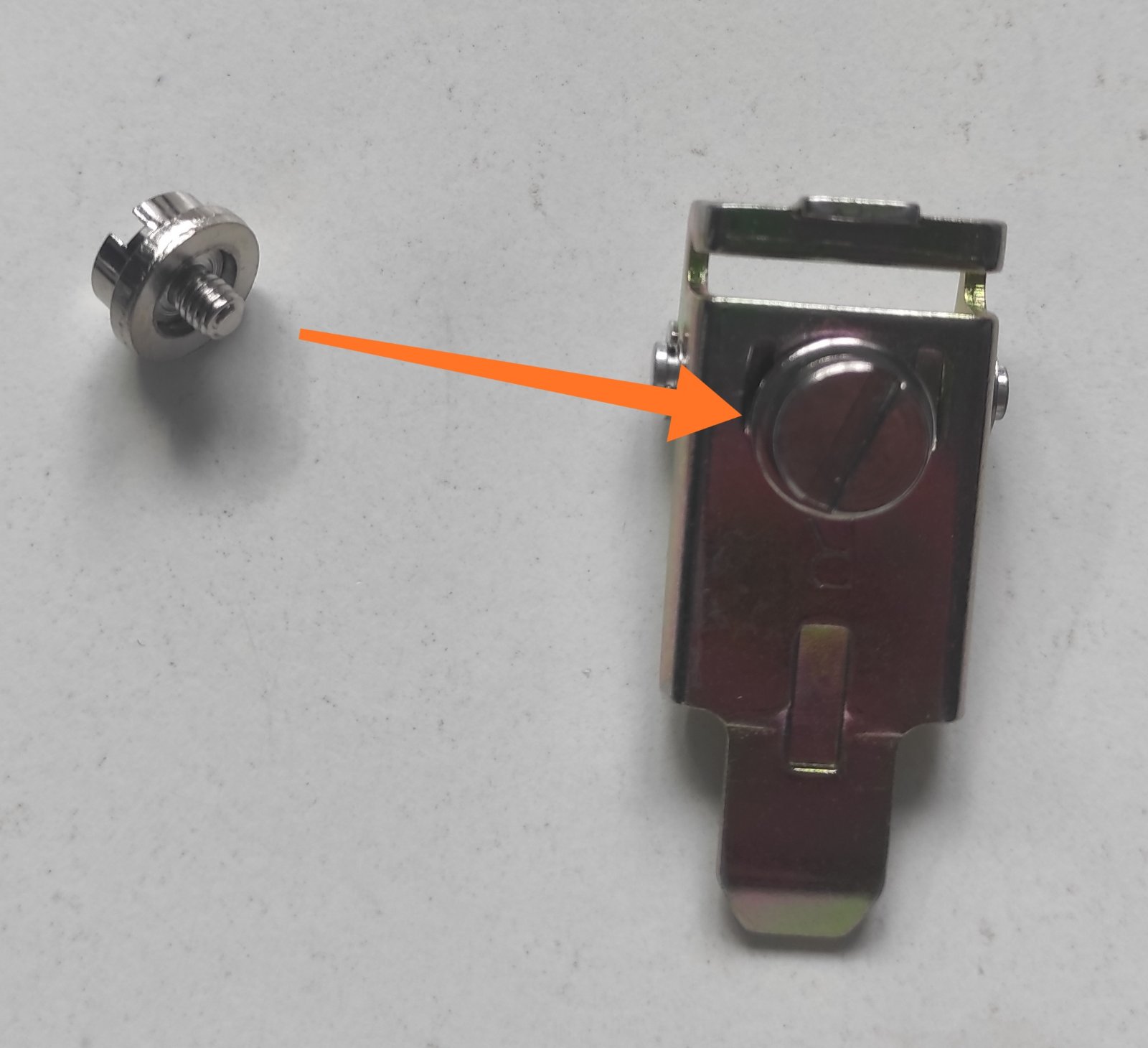 Гвинт кріплення до установчої пластина brother kr 850,230,260 Ціна вказана за одну штуку