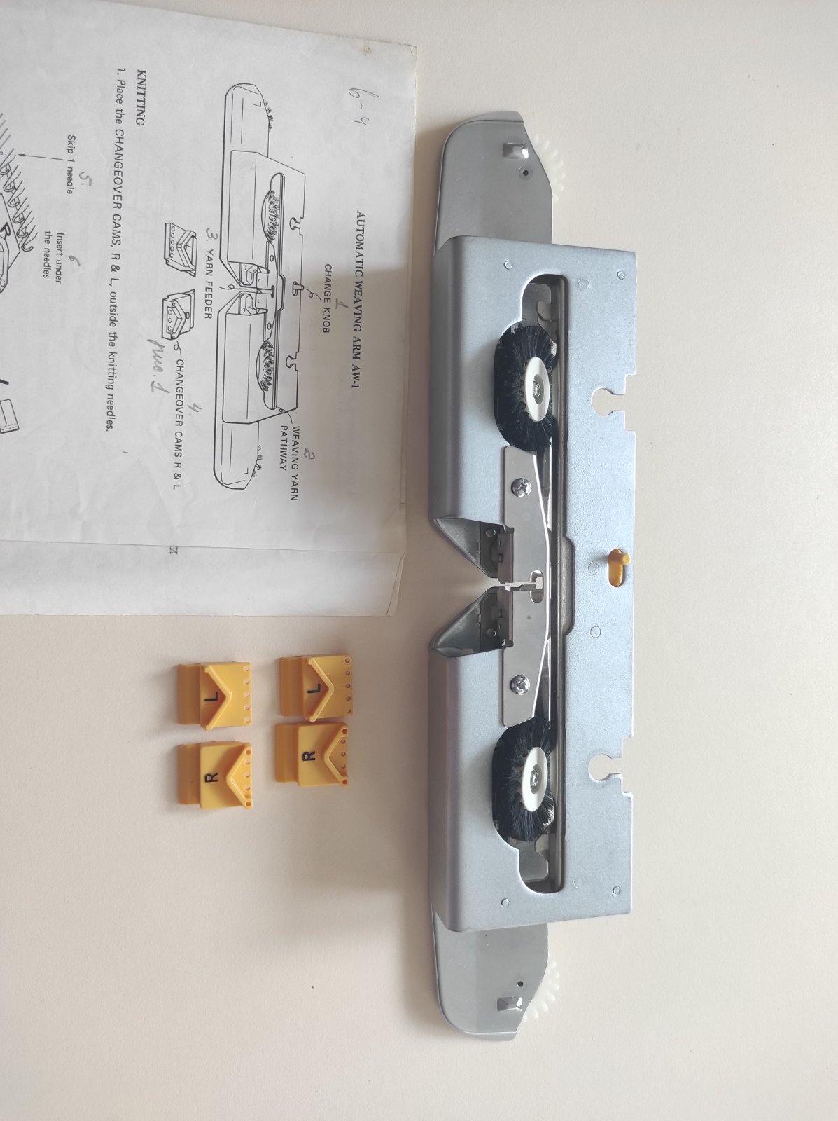 Автовівінг AW-1 - це не каретка, а плече-нитковод, який можна встановити замість основного плеча.