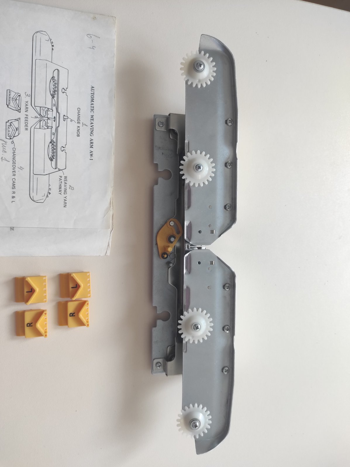 Автовівінг AW-1 - це не каретка, а плече-нитковод, який можна встановити замість основного плеча.