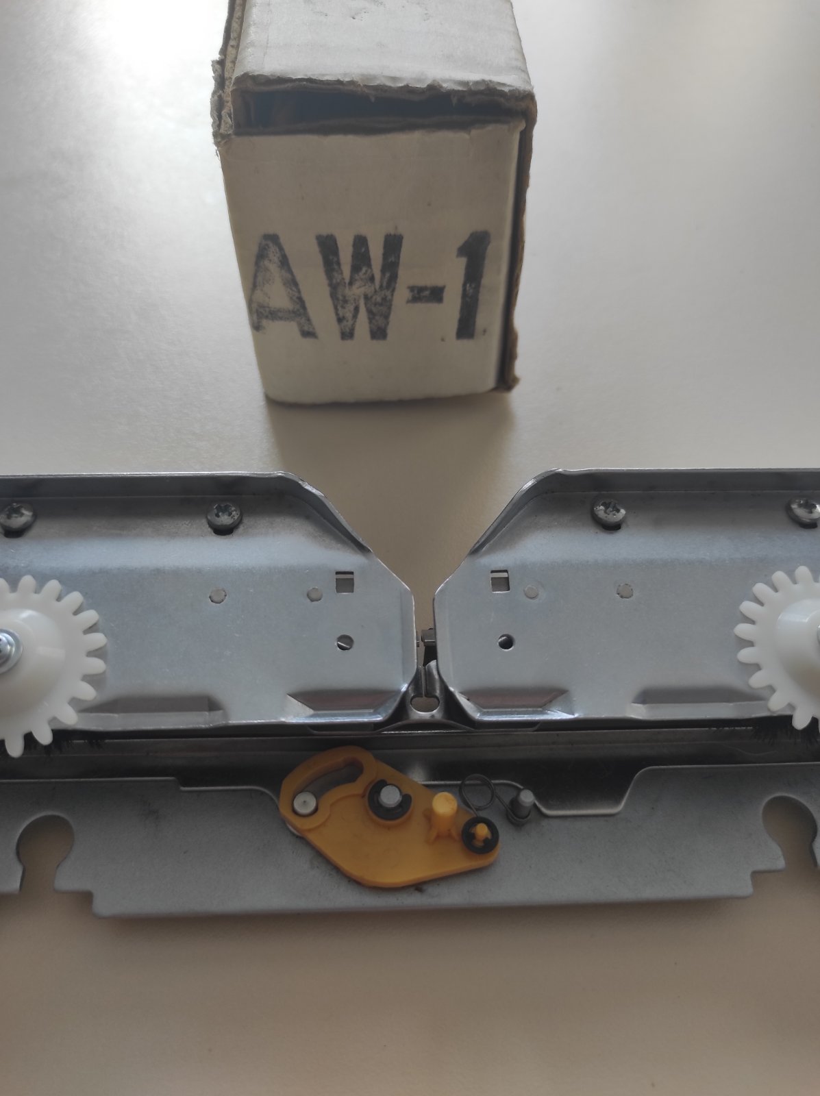 Автовівінг AW-1 - це не каретка, а плече-нитковод, який можна встановити замість основного плеча.