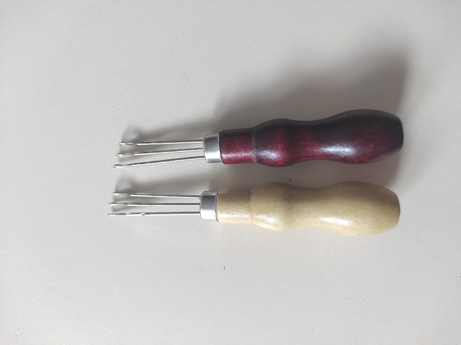 Шнуроплет на три гачка з дерев'яною ручкою. За допомогою цього шнуроплета ви з легкістю зробити шнур