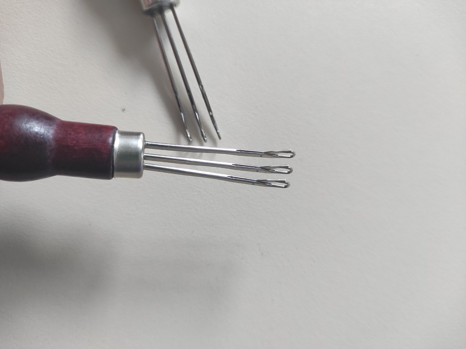 Шнуроплет на три гачка з дерев'яною ручкою. За допомогою цього шнуроплета ви з легкістю зробити шнур