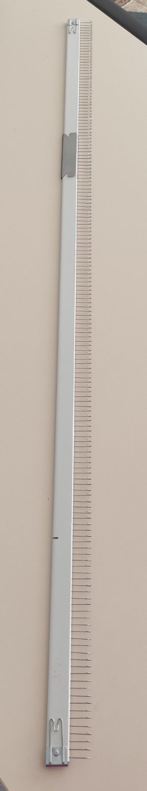 Однофонтурна Гребінка до 4 класу в'язальних машин відстань між зубцями 6мм довжина 1 метр. Складається з двох частин : Велика частина 120 зубців - довжина 72 см. Мала частина 46 зубців - довжина 28 см