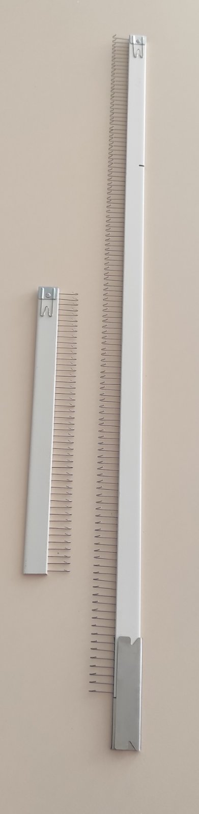 Однофонтурна Гребінка до 4 класу в'язальних машин відстань між зубцями 6мм довжина 1 метр. Складається з двох частин : Велика частина 120 зубців - довжина 72 см. Мала частина 46 зубців - довжина 28 см