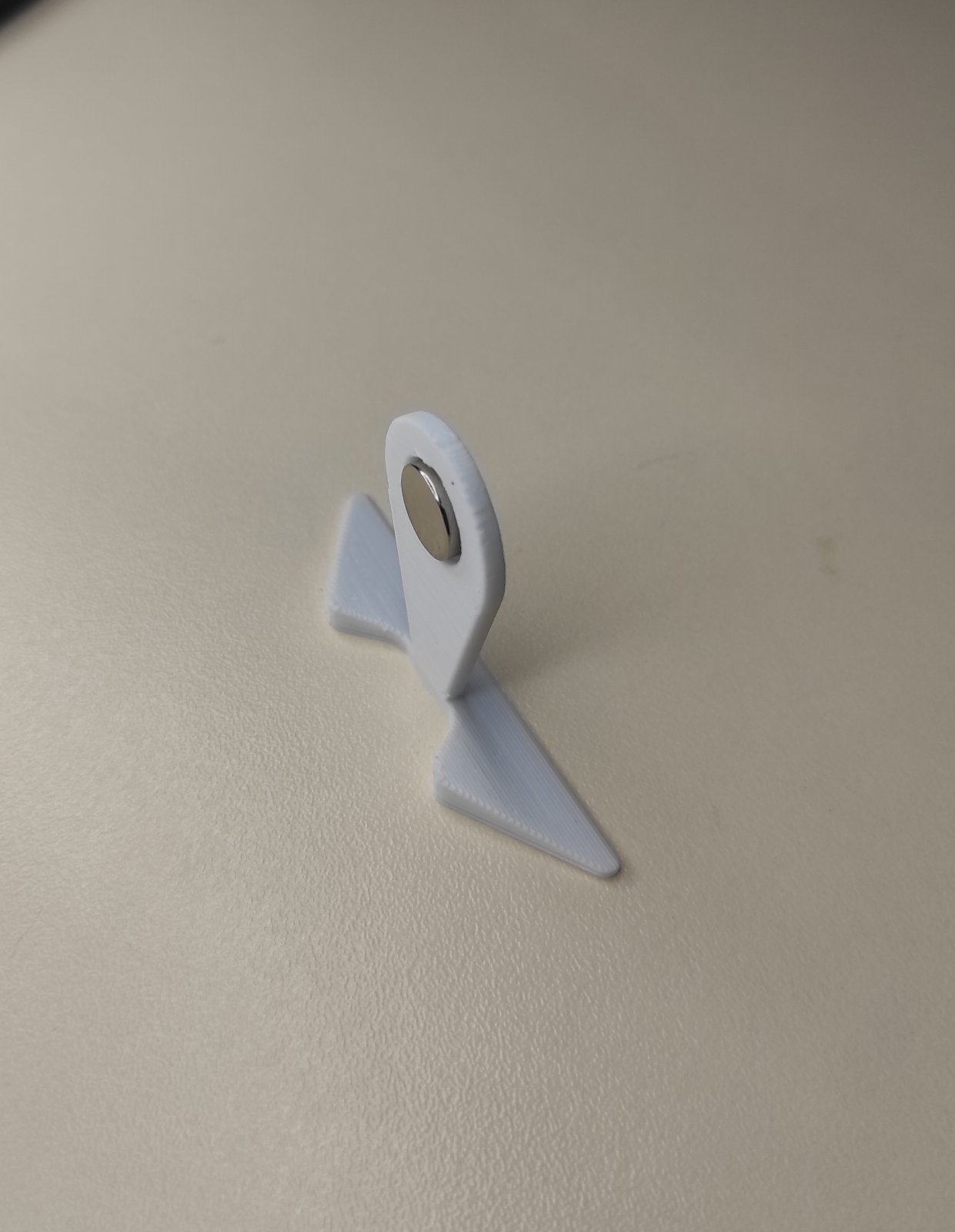 Незламний метелик   Незламний метелик для відкривання та закривання язичків в'язальної машини  Дуже зручна річ !!! З магнітом, почипити на стійку нитконатягувача і ,, незламний метелик " завжди буде перед очима.