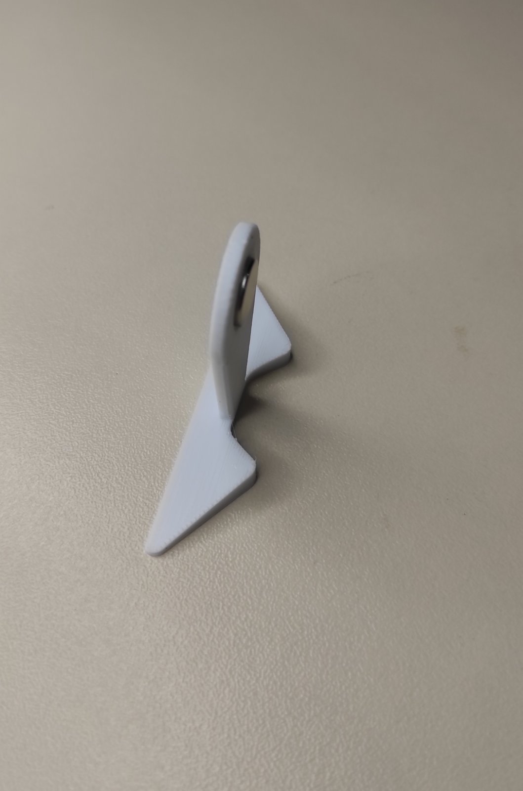 Незламний метелик   Незламний метелик для відкривання та закривання язичків в'язальної машини  Дуже зручна річ !!! З магнітом, почипити на стійку нитконатягувача і ,, незламний метелик " завжди буде перед очима.