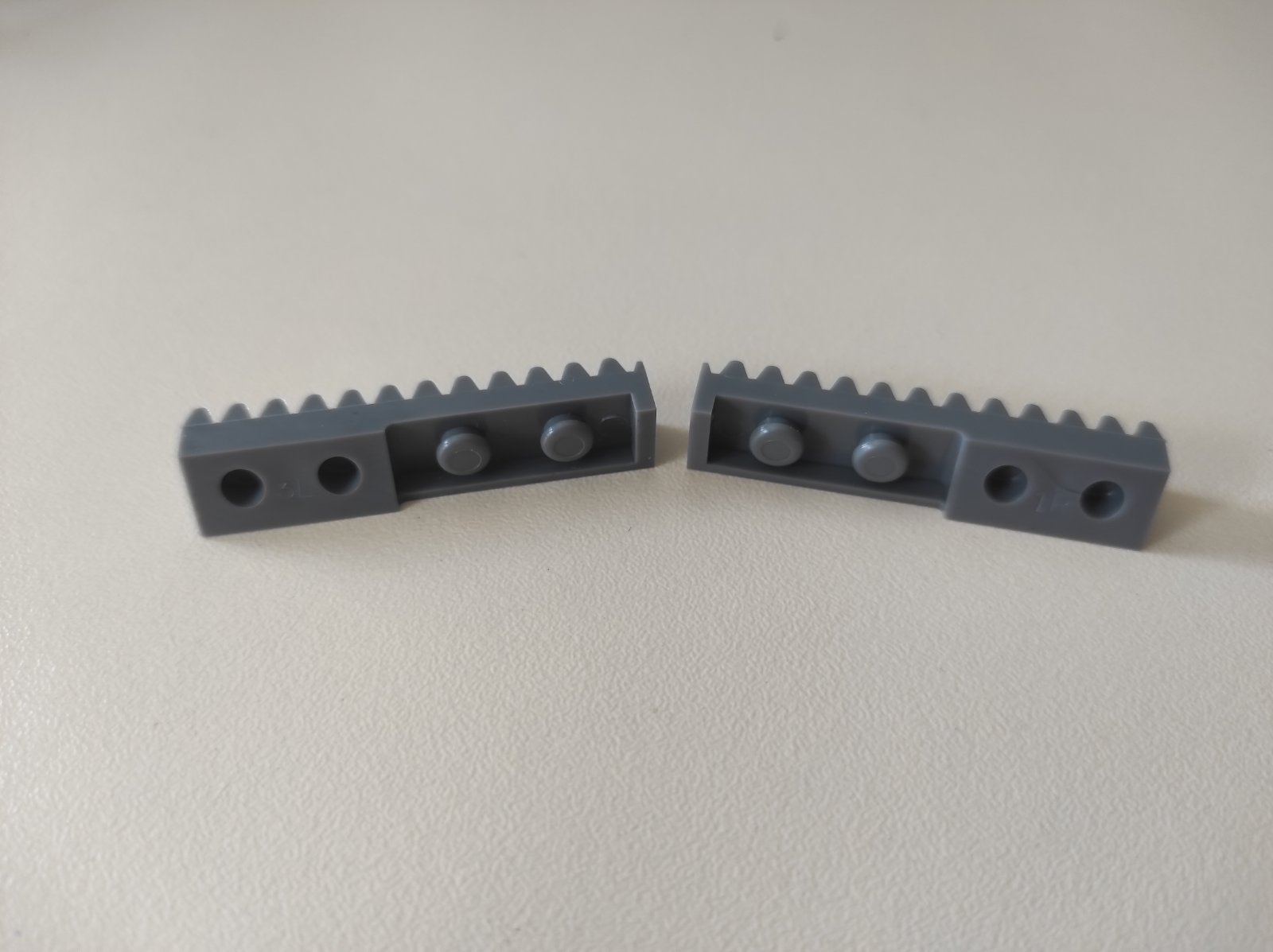 Бокові резинки до в'язальної машини Silver Reed SK270(370). Резинки продаються парою LR(ліва права). Ціна вказана за пару