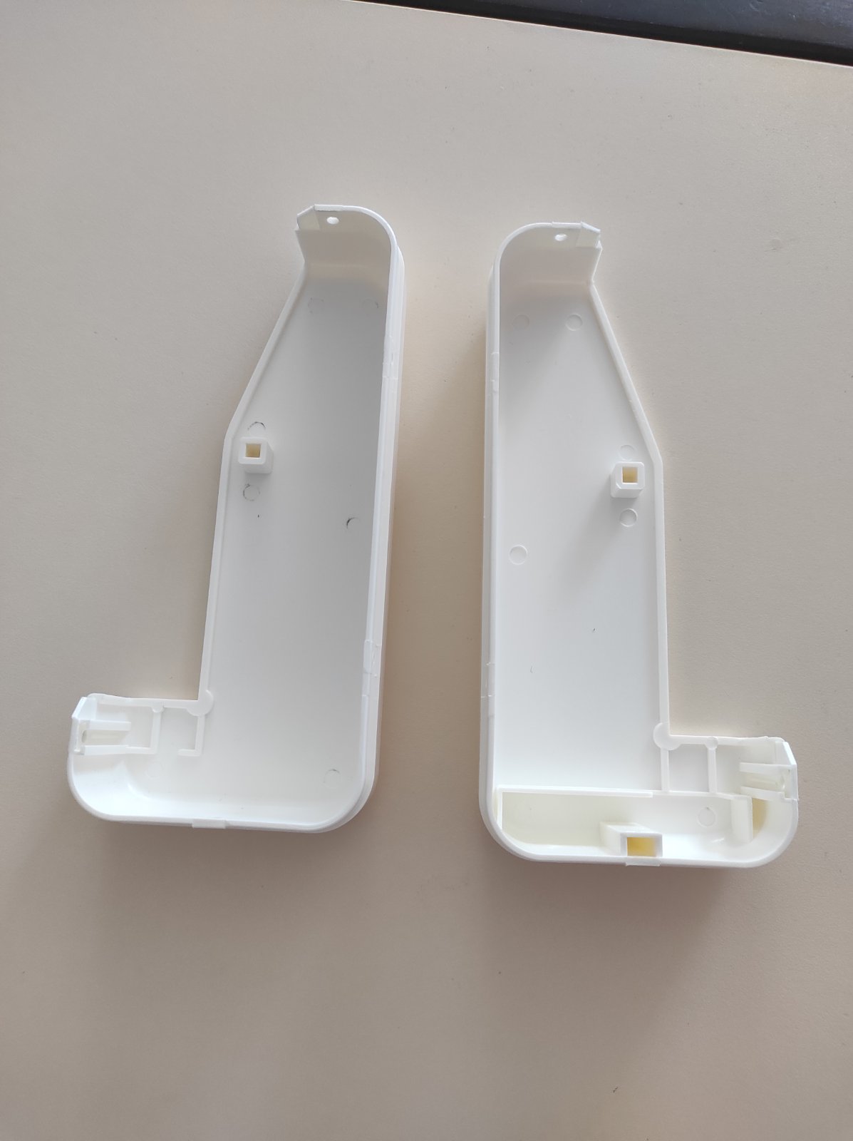 Пластикові боковини до кришки кейса Brother KH 970.940.891.868 R-L(ліва права) Ціна вказана за пару