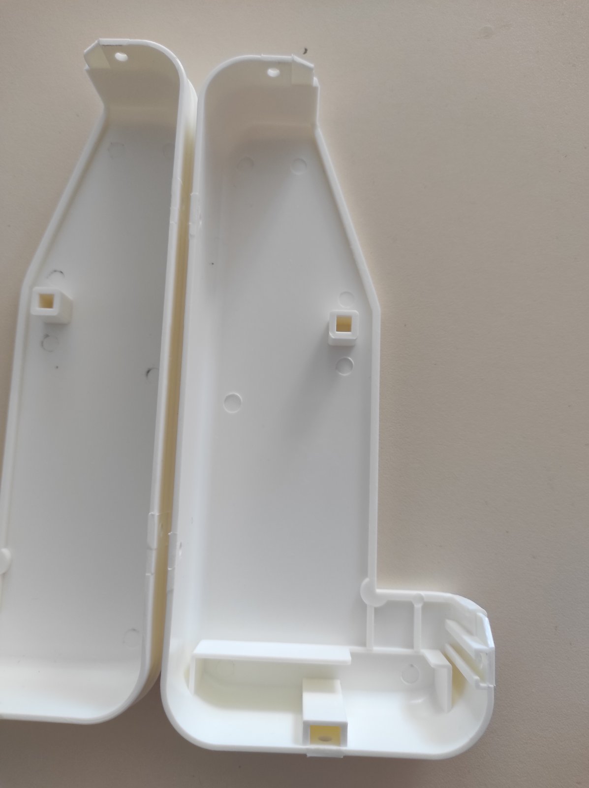 Пластикові боковини до кришки кейса Brother KH 970.940.891.868 R-L(ліва права) Ціна вказана за пару