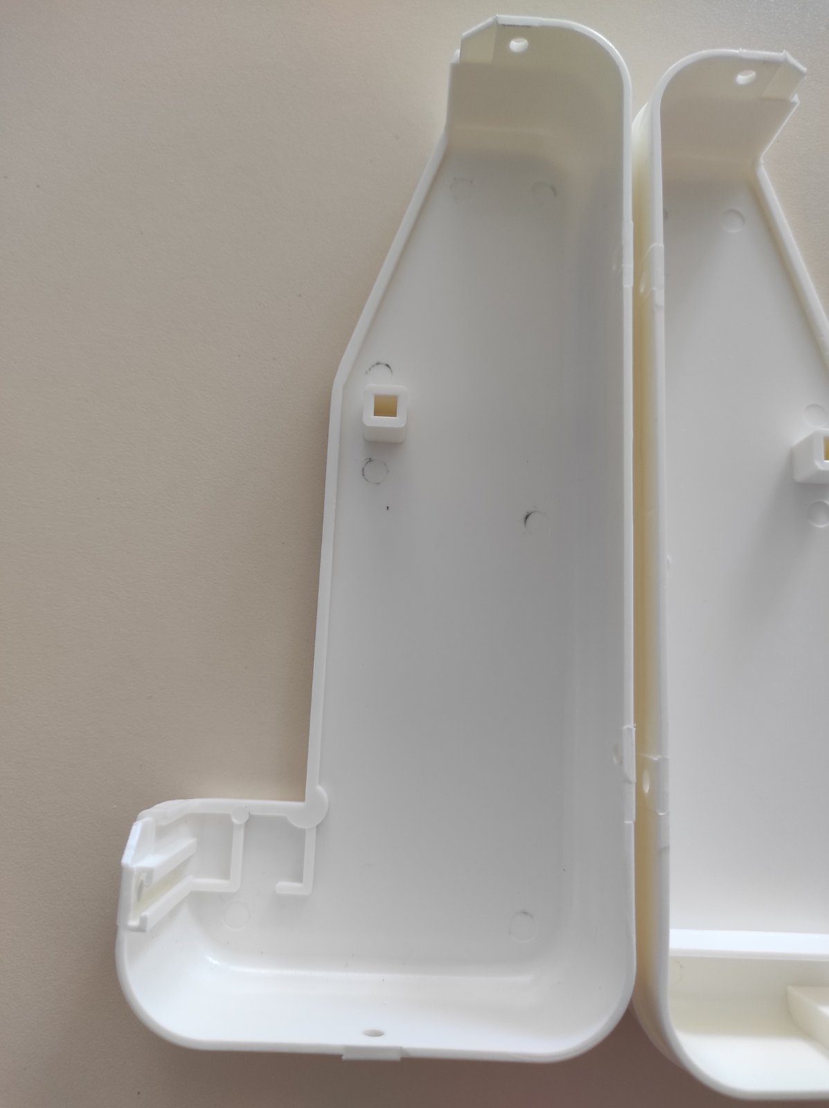 Пластикові боковини до кришки кейса Brother KH 970.940.891.868 R-L(ліва права) Ціна вказана за пару