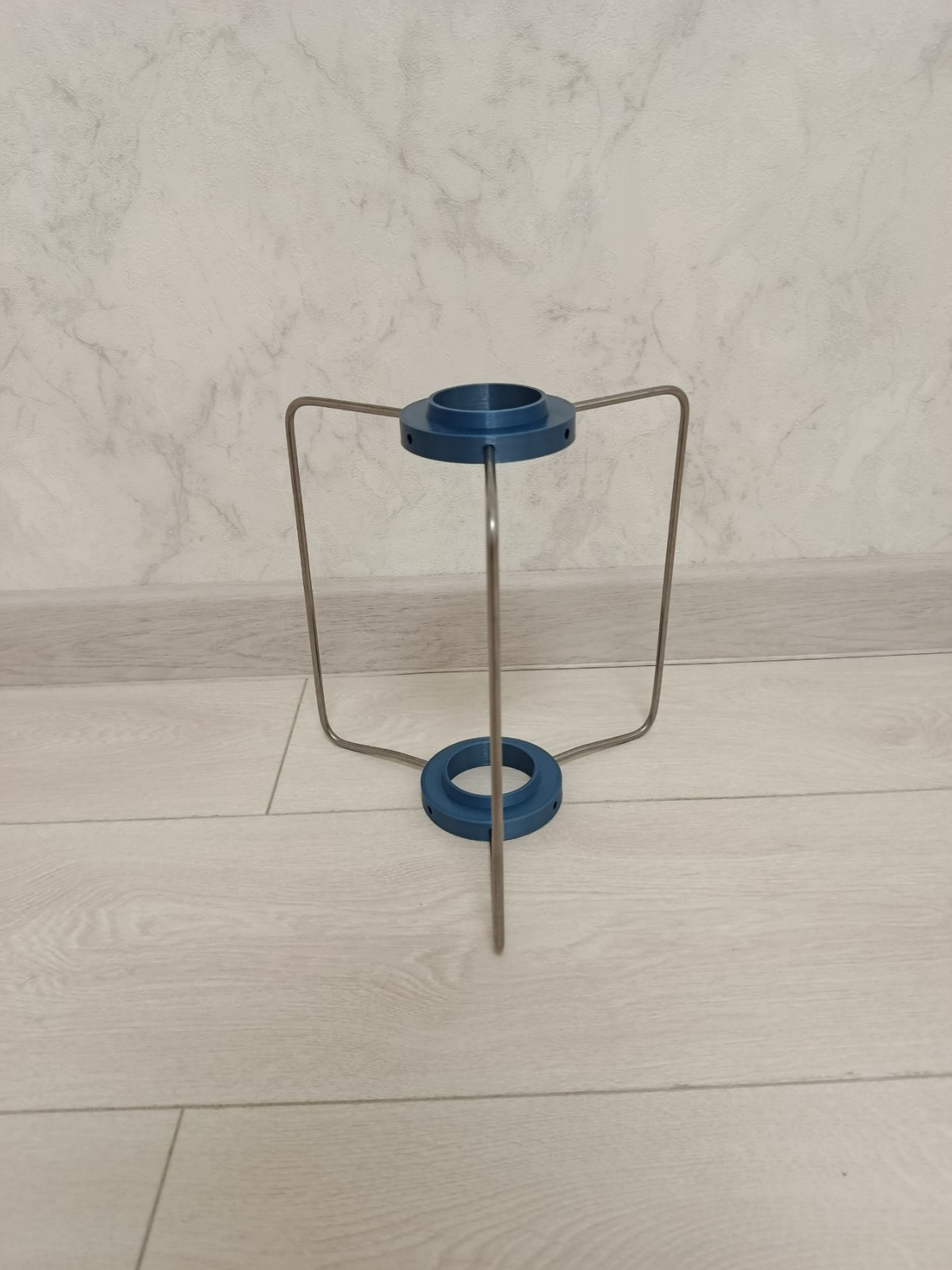 Стійка на два конуса  Стійка дуже зручна  При транспортуванні складається  До стійки входить інструкція та гачок