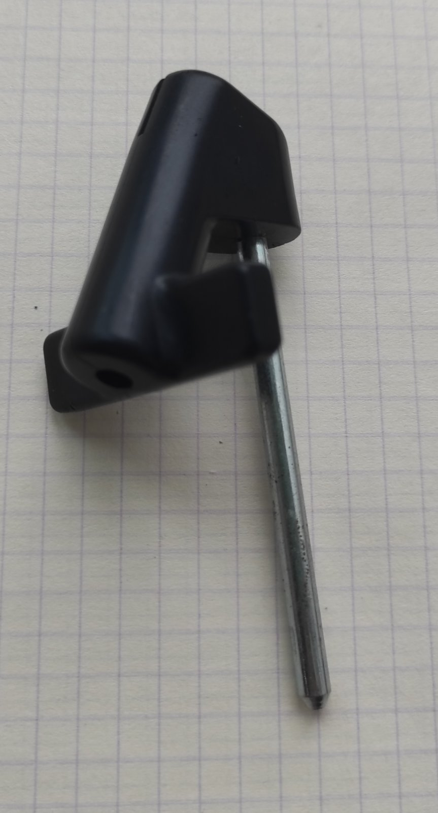 Toyota  кріплення- перехідник . Перехідник потрібен якщо в'язальна машина Тойота встановлюється в двохфонтурне положення, для того щоб стійка нитковода не запала назад встановлюється цей перехідник , тоді стійка нитковода стоїть як треба.