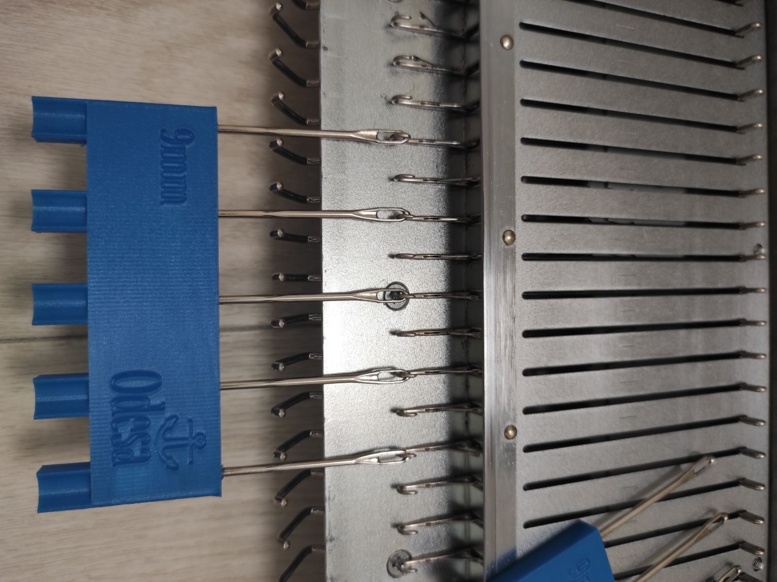 Деккер до 3 класу в'язальних машин (9мм) Деккер до 3 класу через голку, також є лінійка для зручності виштовхування голок.На 5 голок через голку