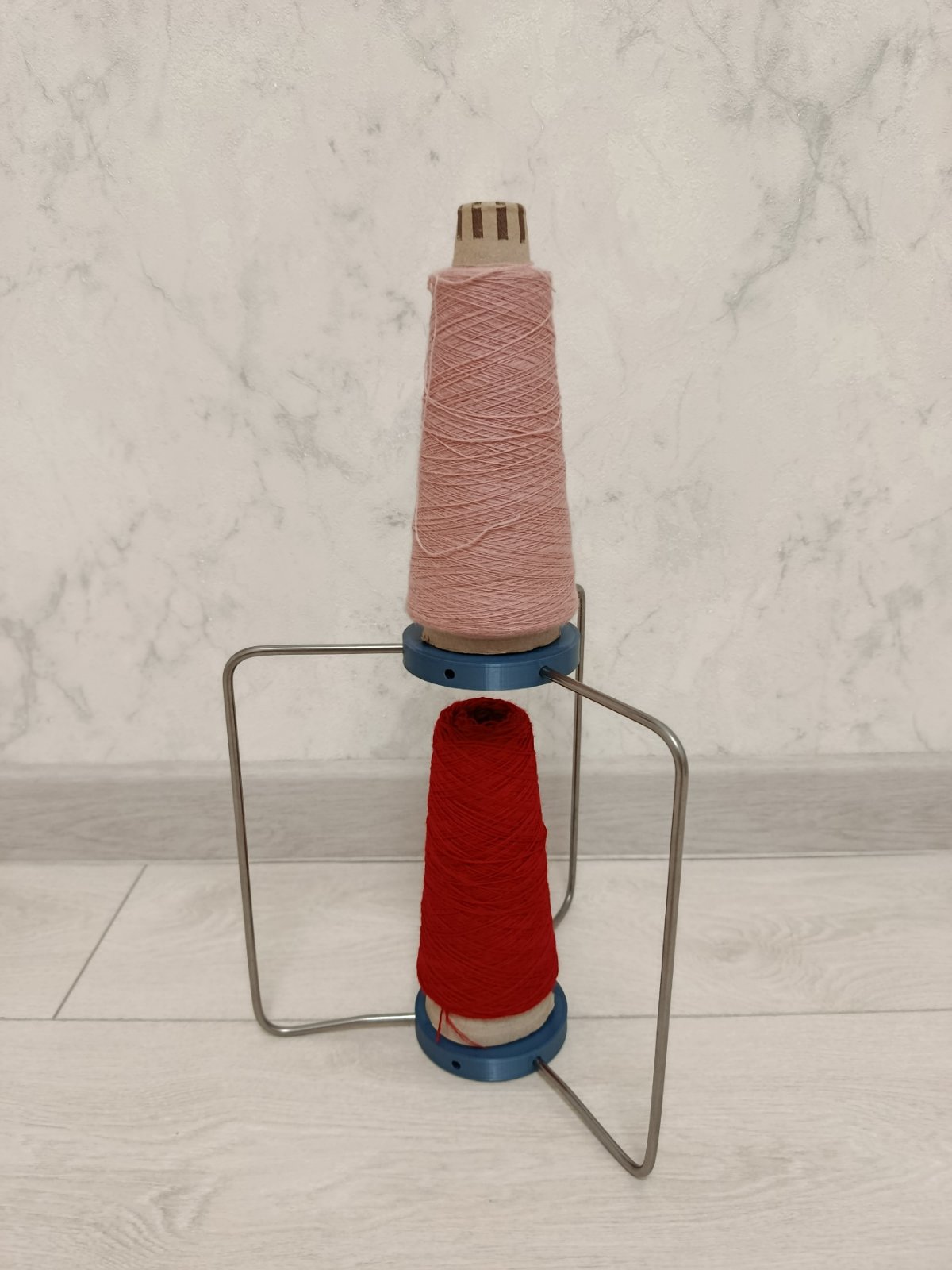 Стійка на два конуса  Стійка дуже зручна  При транспортуванні складається  До стійки входить інструкція та гачок