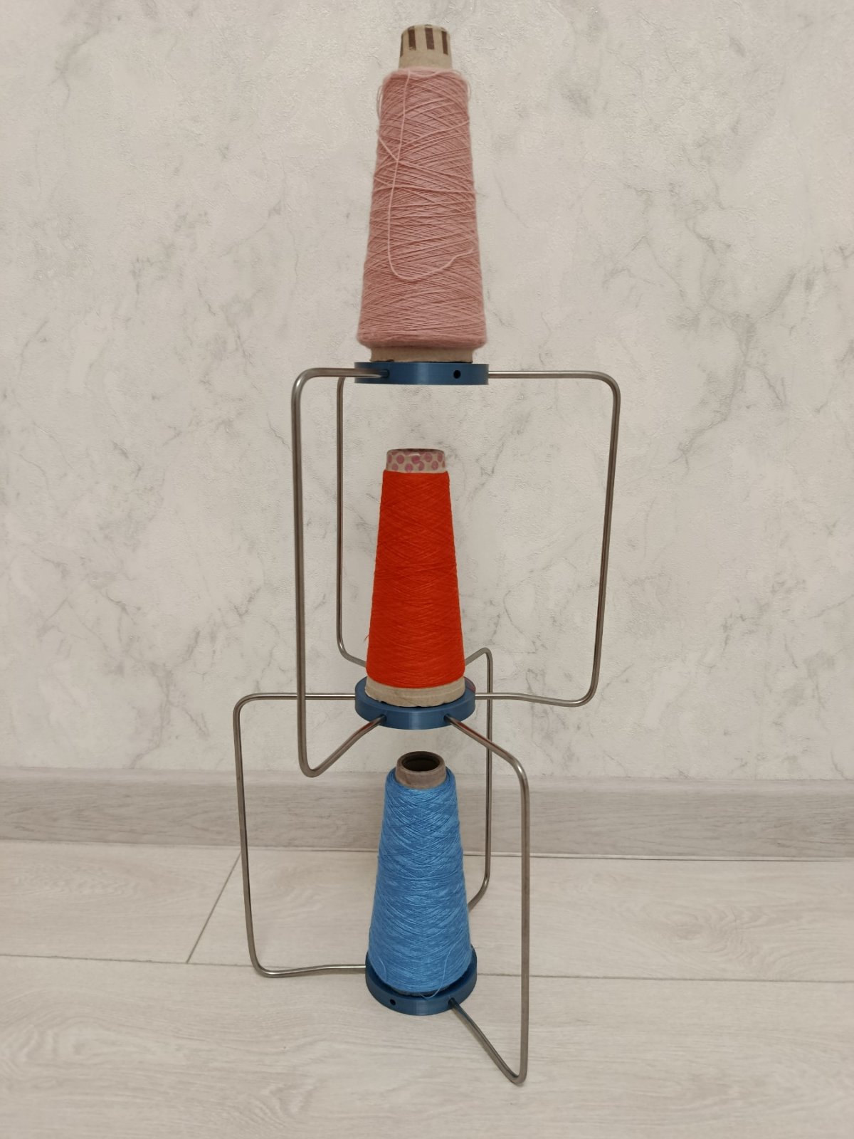 Стійка на три конуса  Стійка дуже зручна  При транспортуванні складається  До стійки входить інструкція та гачок