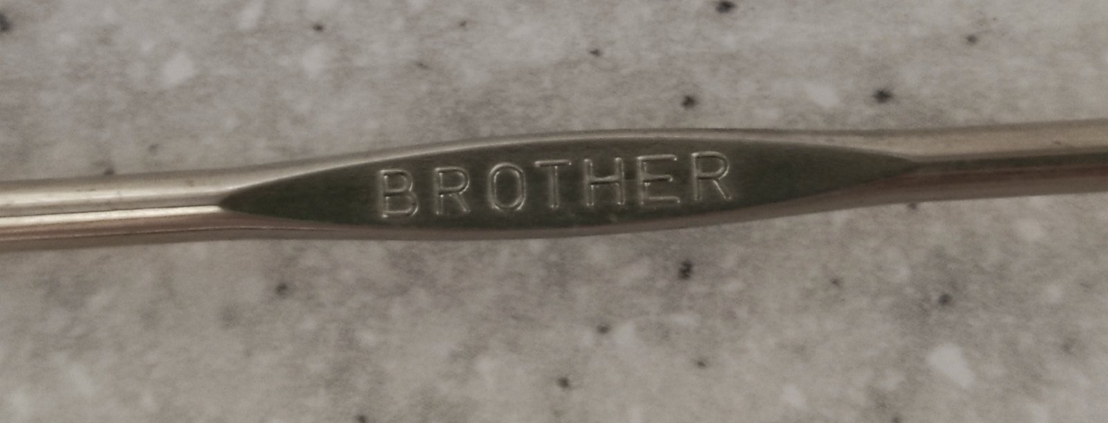 Гачок - козя ніжка для в’язальних машин різного типу. Виробник Brother, оригінал Японія