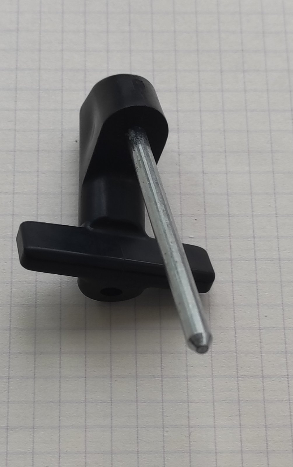 Toyota  кріплення- перехідник . Перехідник потрібен якщо в'язальна машина Тойота встановлюється в двохфонтурне положення, для того щоб стійка нитковода не запала назад встановлюється цей перехідник , тоді стійка нитковода стоїть як треба.