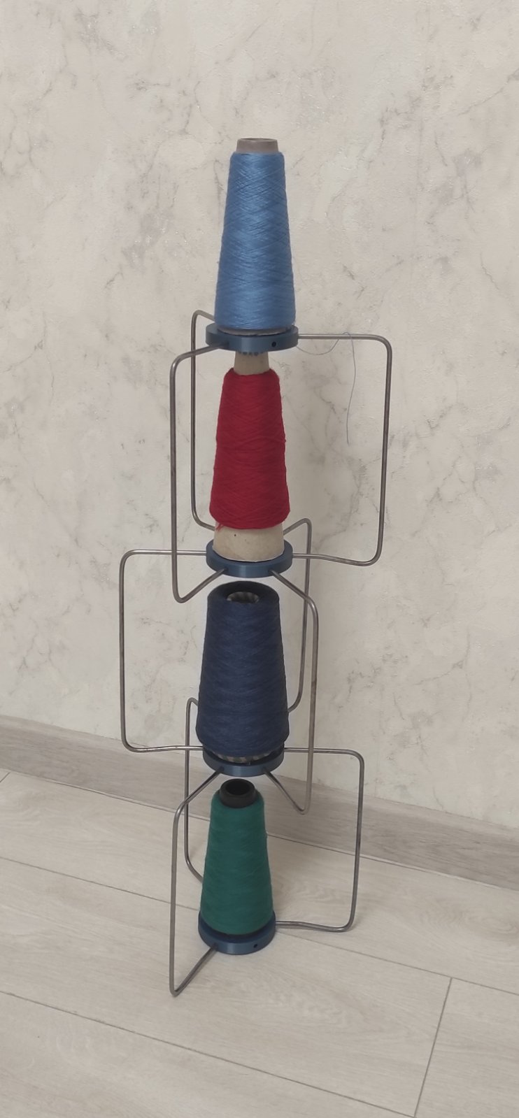 Стійка на чотири конуса  Стійка дуже зручна  При транспортуванні складається  До стійки входить інструкція та гачок