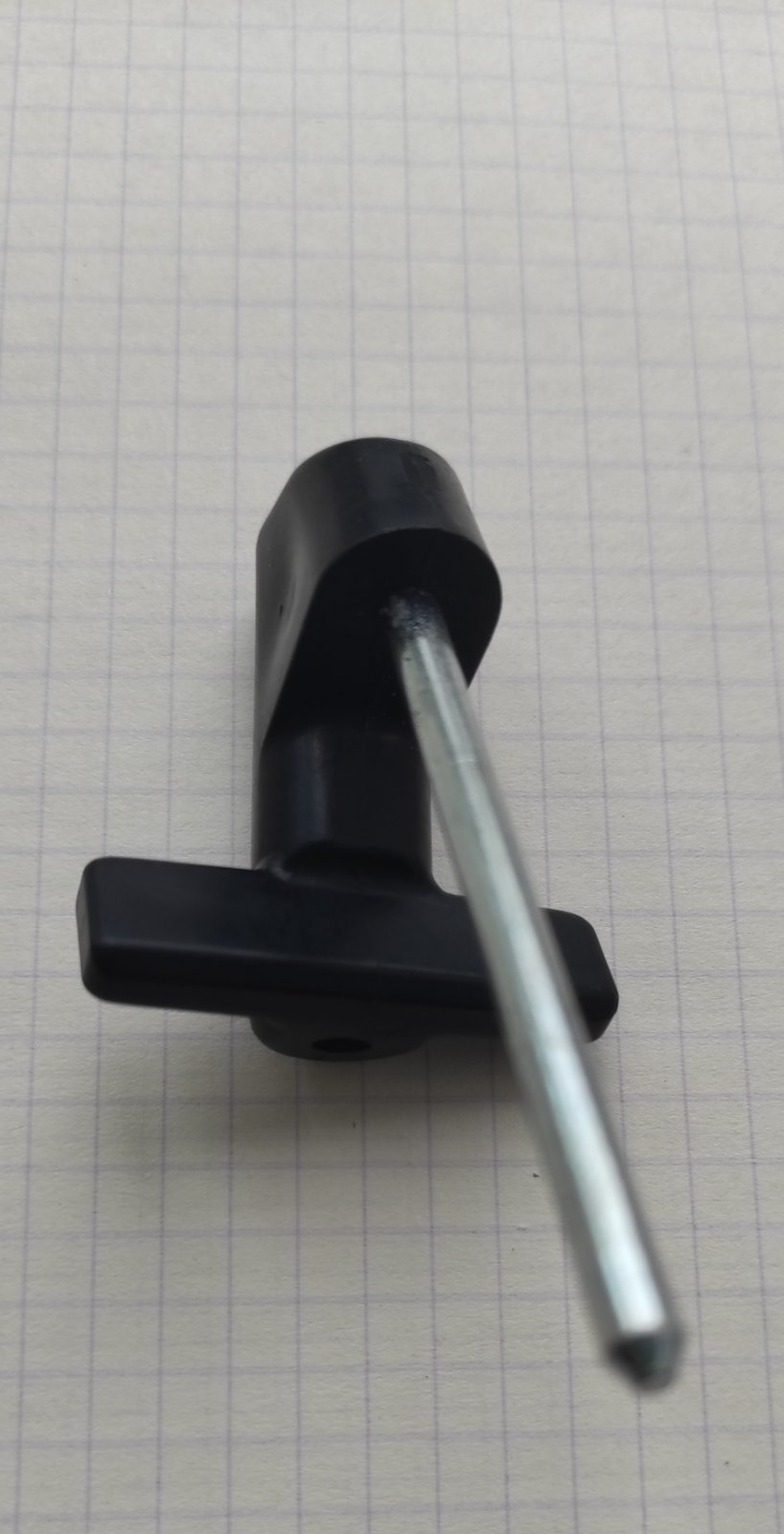 Toyota  кріплення- перехідник . Перехідник потрібен якщо в'язальна машина Тойота встановлюється в двохфонтурне положення, для того щоб стійка нитковода не запала назад встановлюється цей перехідник , тоді стійка нитковода стоїть як треба.