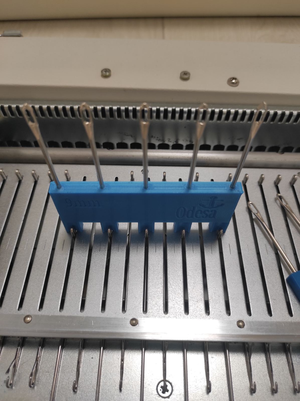 Деккер до 3 класу в'язальних машин (9мм) Деккер до 3 класу через голку, також є лінійка для зручності виштовхування голок.На 5 голок через голку