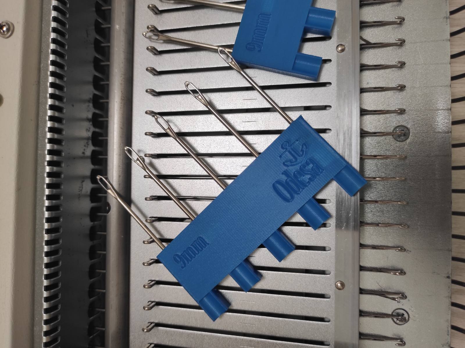 Деккер до 3 класу в'язальних машин (9мм) Деккер до 3 класу через голку, також є лінійка для зручності виштовхування голок.На 5 голок через голку