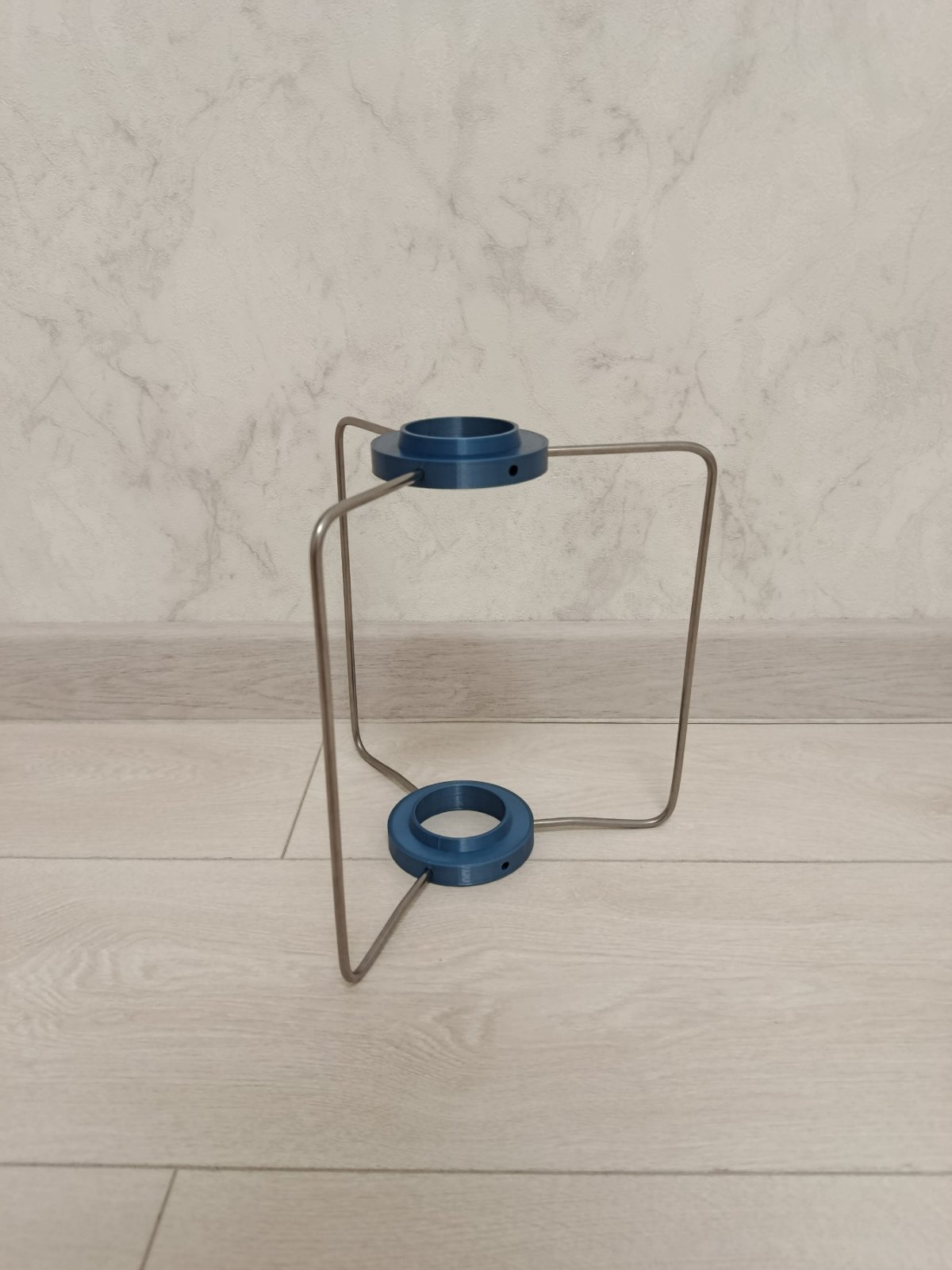 Стійка на два конуса  Стійка дуже зручна  При транспортуванні складається  До стійки входить інструкція та гачок