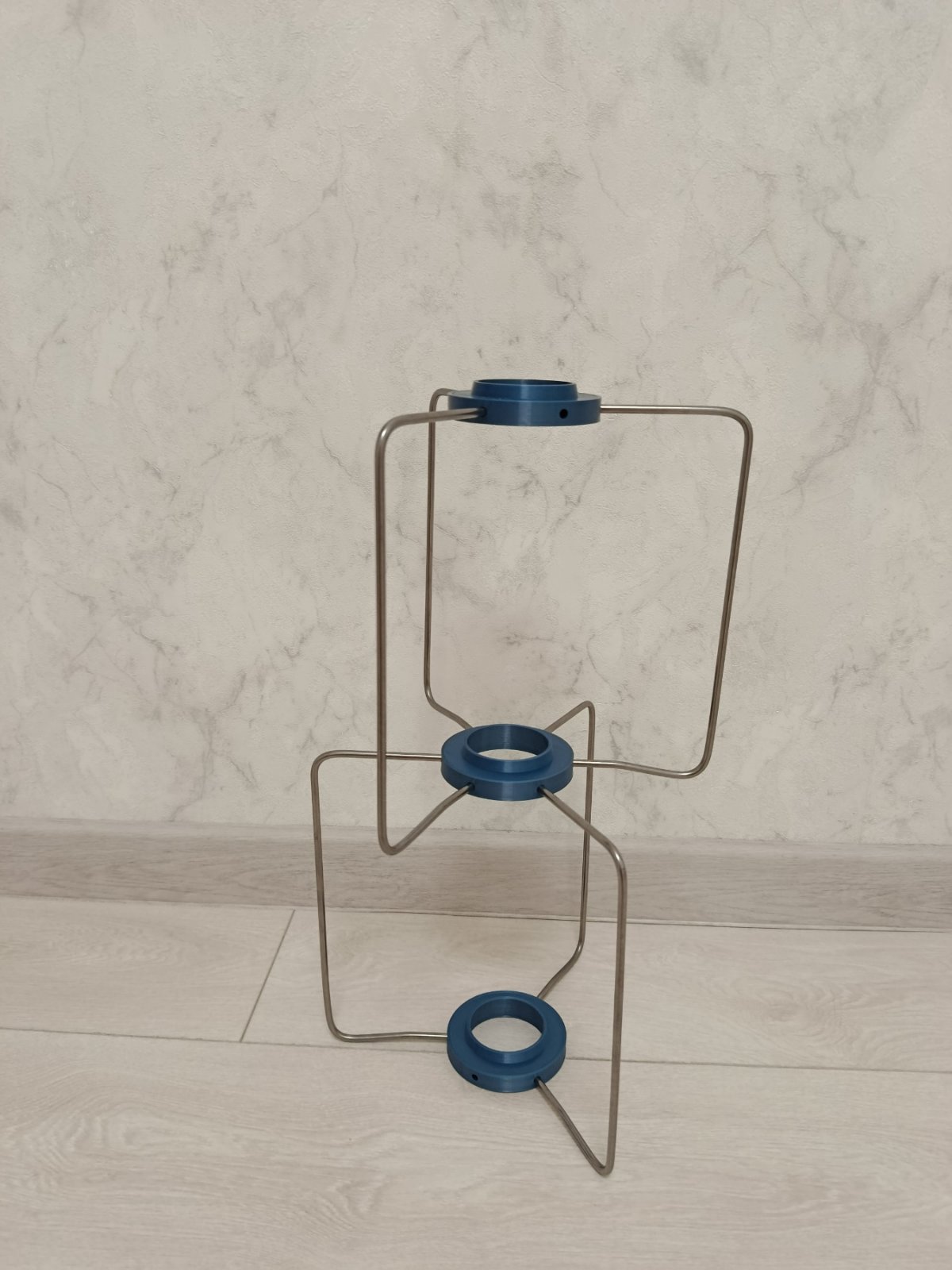 Стійка на три конуса  Стійка дуже зручна  При транспортуванні складається  До стійки входить інструкція та гачок