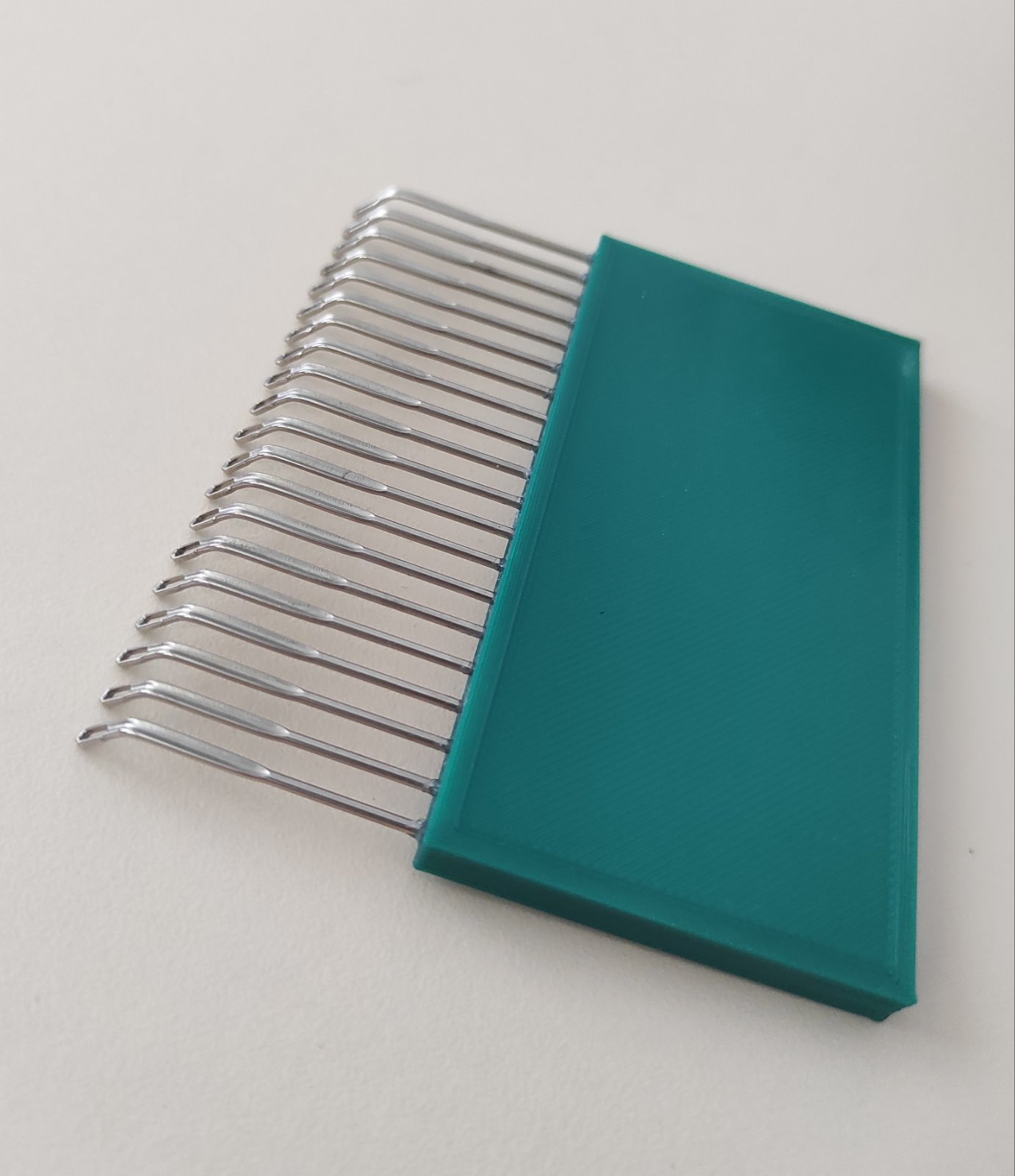 Деккер 20-вушковий з гнутими голками для в’язальних машин 5 класу (4,5 мм).