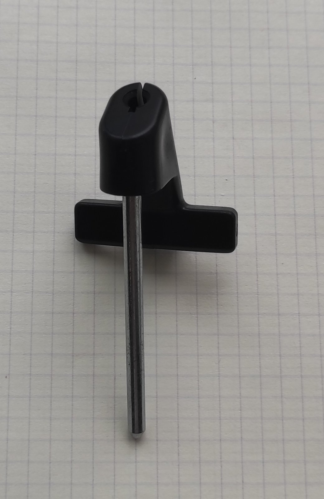 Toyota кріплення- перехідник . Перехідник потрібен якщо в'язальна машина Тойота встановлюється в двохфонтурне положення, для того щоб стійка нитковода не запала назад встановлюється цей перехідник , тоді стійка нитковода стоїть як треба.