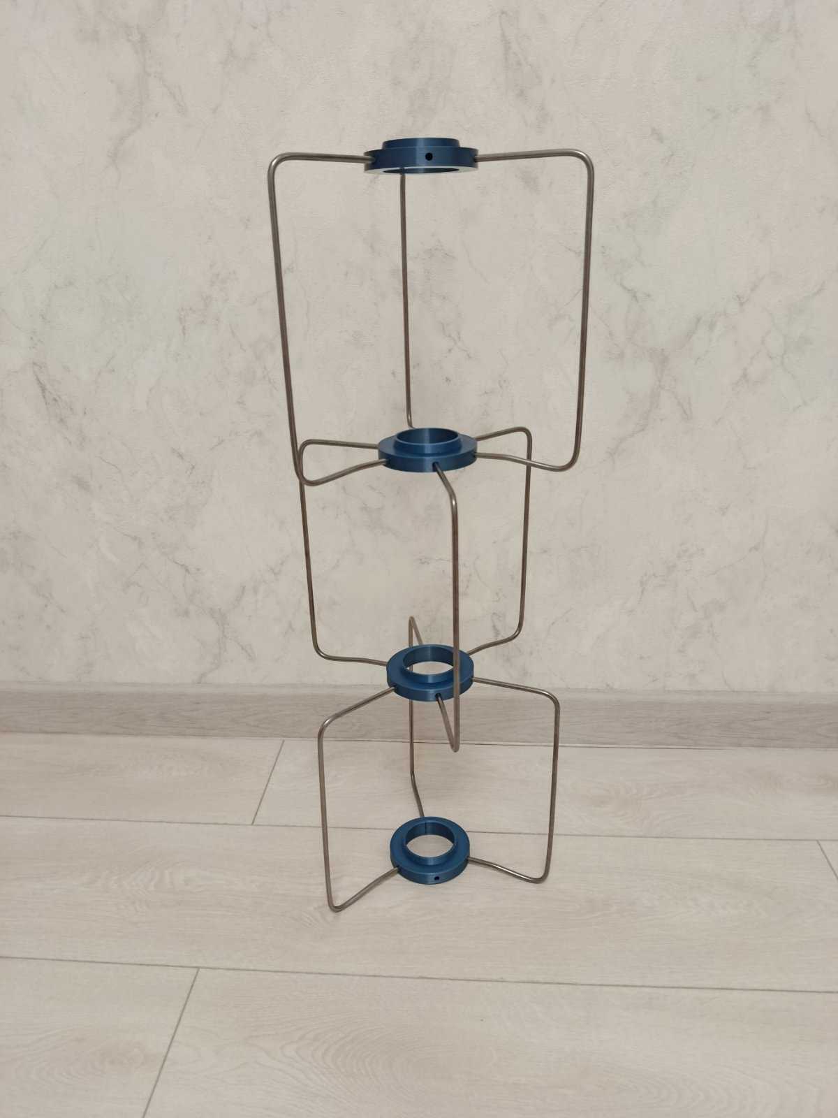 Стійка на чотири конуса  Стійка дуже зручна  При транспортуванні складається  До стійки входить інструкція та гачок