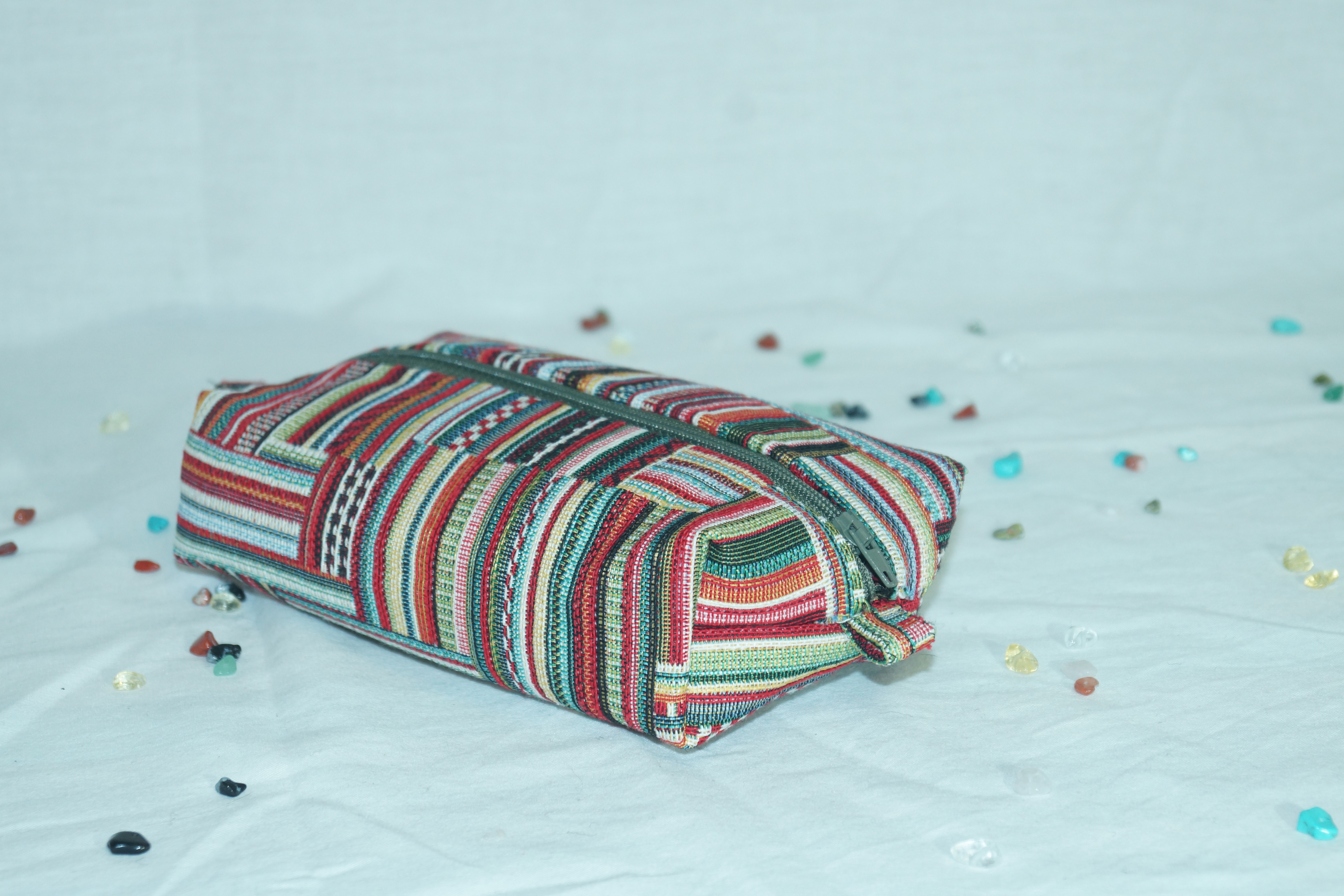 Trousse à rayures colorées